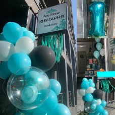 Гірлянда з кульок різнокаліберна повітряна на рочок Книгарні  Ane Mone Bookstore