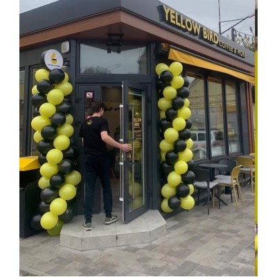Гірлянда з кульок на річницю кав'ярні Yellow Bird.Нові Петрівці Гірлянда з кульок на річницю кав'ярні Yellow Bird.Нові Петрівці